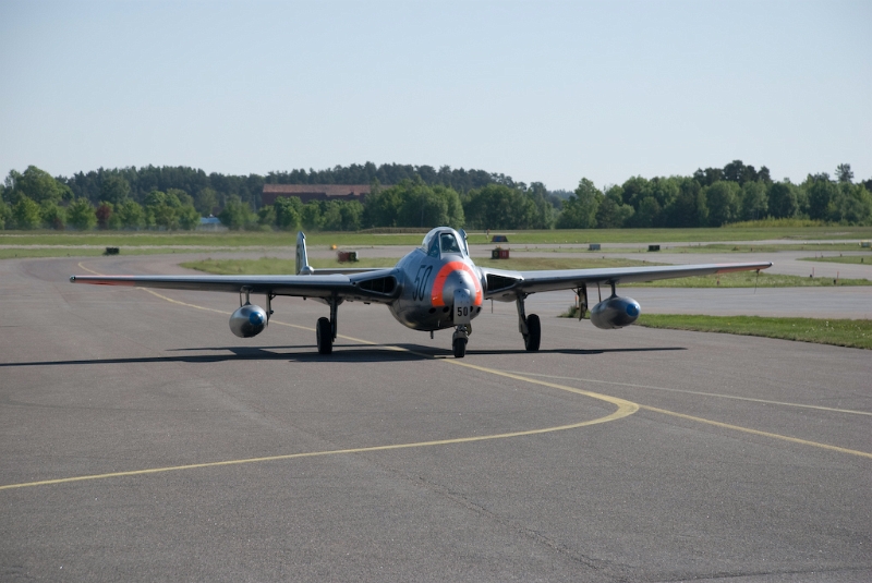 20080524_09.10.21.jpg - Inte varje dag en De Havilland Vampire taxar upp till klubben :)