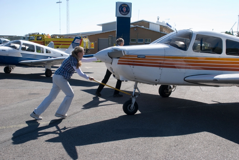 DSC_0104.jpg - Till skillnad från en PA28 (800kg) som lätt flyttas av en eller två personer