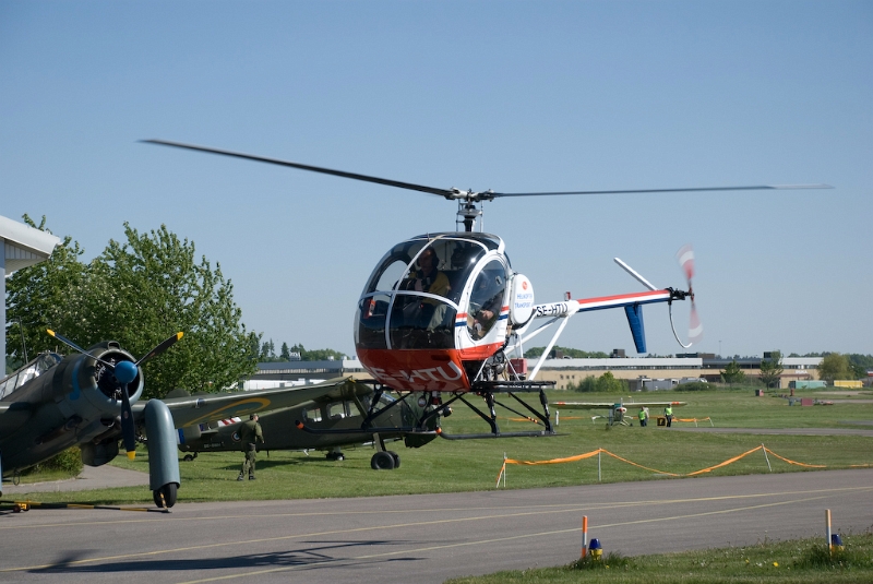 DSC_0111.jpg - Alla sorters aerodyner var representerade under dagen. Sjöflygplan, ultralätta, autogyro, jet, propeller, flygskärmar och... helikopter