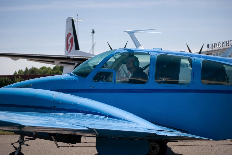 DSC_0338.jpg - "Ville" taxar ut med Waltair's legendariska Beech Baron SE-EKW "den blåe".